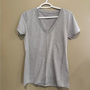 🔴2/$10 SALE🔴Next Level Apparel Heather Gray V-Neck Tee